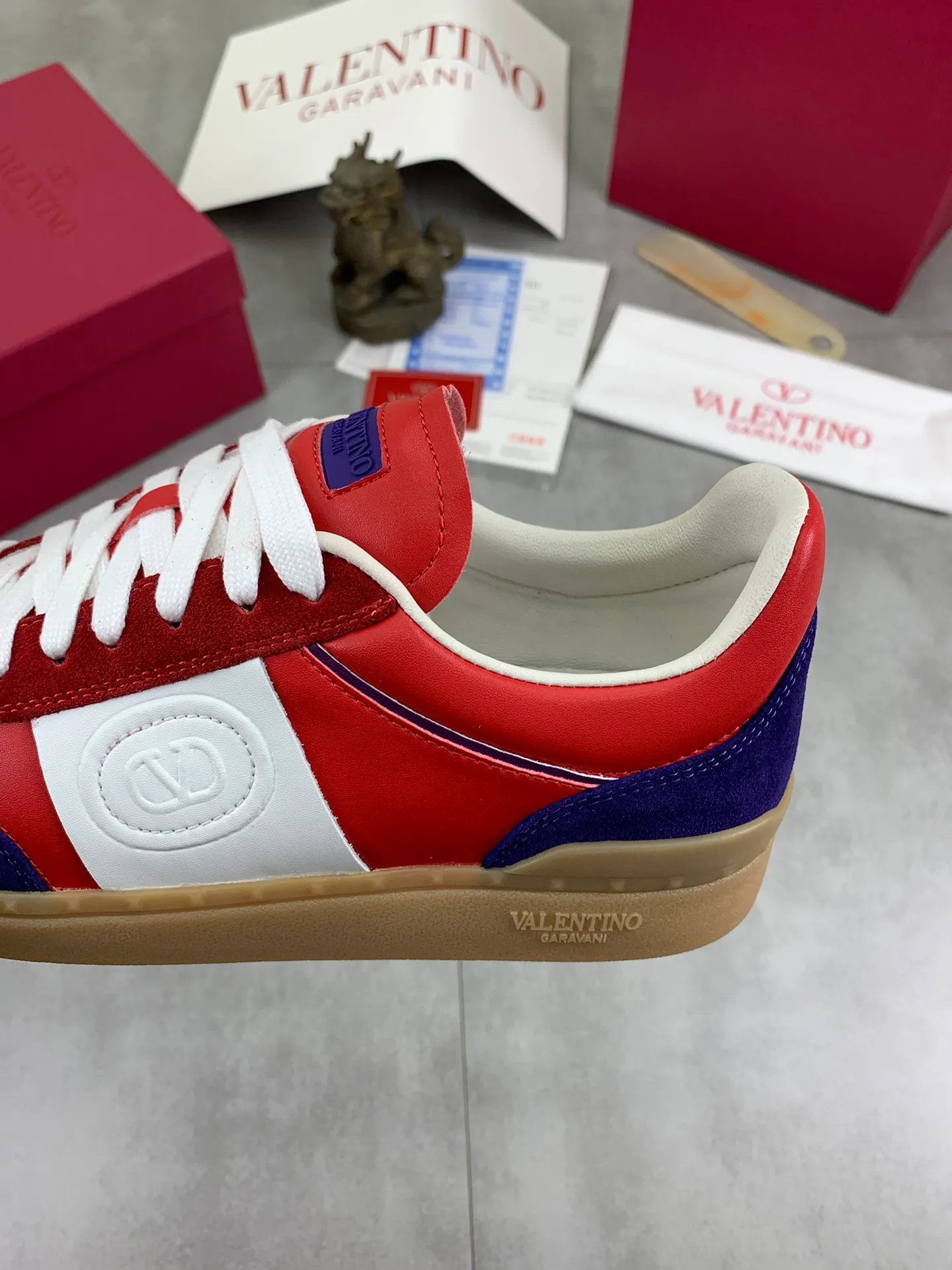 Men's Men's Shoes P520 New Couple Style Valentino Valentino 2025/UPVILLAGE Couple Casual Sports Shoes Moral Training Shoes 🆚Professional high-end, perfect replica, first-class quality, all made of original 1:1 materials, exclusive mold opening! 🎁Full set of high-end packaging at the counter ✔️Fabric: high mercerized cowhide ✔️Outsole: TPU material outsole ✔️Size: female 35-40 male 39-45 (female 41 male 38.46) 🆚All details are customized at 1:1 mold, striving for perfection!
